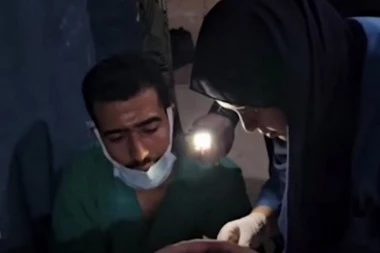 PRETUŽNO! DOKTORI U MRAKU I BEZ VODE, PACIJENTI UPLAŠENI I U SUZAMA: Reporteri snimili trenutak ulaska izraelske vojske u bolnicu Al Šifa!