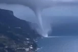 ZASTRAŠUJUĆA MORSKA PIJAVICA SNIMLJENA U ITALIJI: Stravičan snimak! Nastala u moru, iz sve snage se ZABILA U LITICU (VIDEO)