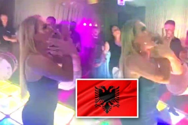 SKANDALČINA! Selma Bajrami maše DVOGLAVIM ORLOM na nastupu, pljunula na Srbe koji je HLEBOM HRANE - SRAMOTA! (VIDEO)