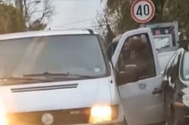 MAKLJAŽA NA SENJAKU: Potukli se taksista i vozač kombija - sevale pesnice!