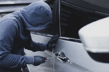 SERIJSKI RAZBOJNIK HARA NOVIM SADOM: Obijeno više od 20 automobila, policija intenzivno traga za počiniocem