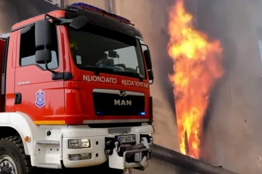 POŽAR U BAČKOM PETROVCU: Vatra progutao porodičnu kuću, ali srećom nema povređenih! (VIDEO)