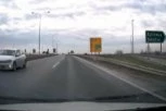 TEMPIRANA BOMBA NA PUTU! Još jedan snimak divljačke vožnje u kontra-smeru razbesneo Srbiju! POGLEDAJTE ŠTA ČOVEK RADI! (VIDEO)