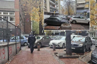 STRAŠNO! BAHATIM VOZAČIMA OČIGLEDNO NIKO NIŠTA NE MOŽE: Nalepili vozila na ulaz u školsko dvorište, užasna scena u Kosovskoj (FOTO)