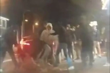 JEZIVE SCENE U BOSNI: Mladića PRED MAJKOM pretukli zbog majice koju je nosio! (VIDEO)