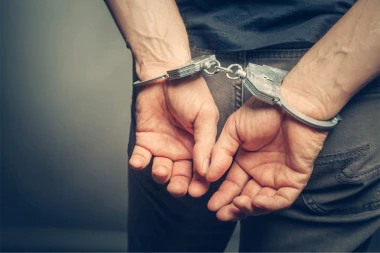 PRILIKOM PRETRESA STANA, POLICIJA PRONAŠLA AMFETAMIN: Uhapšen mladić iz Bačke Palanke!