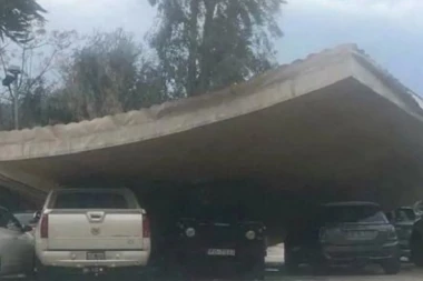 PAO KROV SREDNJE ŠKOLE! Uništeni automobili na parkingu, oštećena i autobuska stanica (VIDEO)