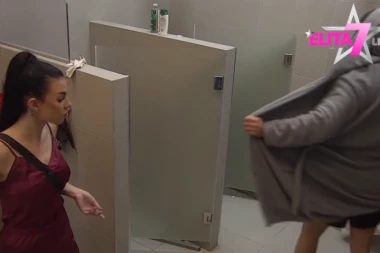 ANĐELO SE SKINUO GO PRED ANITOM: Kamera usnimila vrele scene u toaletu!