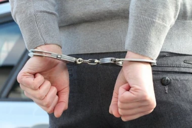 PRONAĐENA DVA PAKTIĆA HEROINA U TORBICI: Leskovčanin uhapšen i određeno zadržavanje