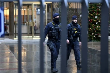 NOVA DRAMA U PRAGU: Uhapšen muškarac osumnjičen da je nosio eksplozivnu napravu!