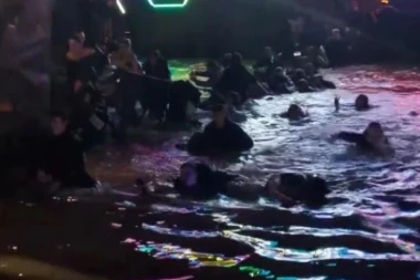 DRAMATIČNE SCENE ISPRED SPLAVA KOJI TONE! Policajci trče da spasu ljude iz vode, ČUJE SE VRISKA I ZAPOMAGANJE! (VIDEO)