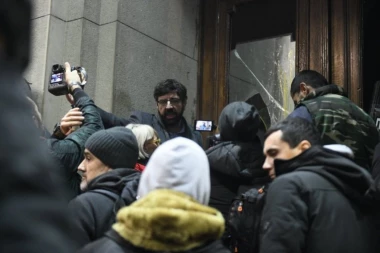 "UVRTALI SU IM RUKE I LOMILI NOGE": Sramno izveštavanje HRVATA sa protesta u Beogradu, od POLICAJACA NAPRAVILI MONSTRUME