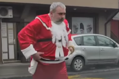 HIT SNIMAK KRUŽI INTERNETOM: Miki Đuričić uhvaćen na ulicama Beograda prerušen u Deda Mraza (VIDEO)