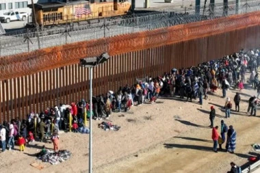 BAJDEN ZANEMEO, NE ZNA KAKO DA REAGUJE: Više hiljada migranata na BADNJE VEČE krenulo na granicu sa Amerikom