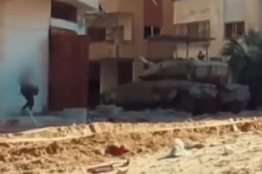 SNIMAK KOJI LEDI KRV U ŽILAMA: Palestinski vojnik prilazi PONOSU IZRAELA i na njega POSTAVLJA EKSPLOZIV! Potom se dešava nešto NESTVARNO (VIDEO)