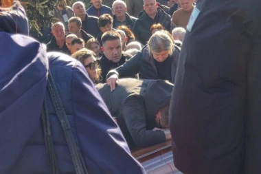 ENA DRŽI JANJUŠA DA SE NE BACI U RAKU: Potresne scene sa sahrane mladog Mihaila teraju jezu u kosti!