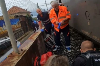 DRAMATIČAN SNIMAK: Policija spasila devojku koja je skočila pod voz! (VIDEO)