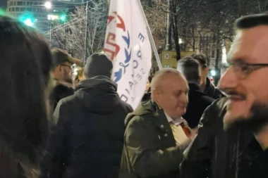ĐILASOVCI POKAZALI SVOJE PRAVO LICE I NAMERE: Milivojević ponosno pozirao pored SRAMNE zastave (FOTO)