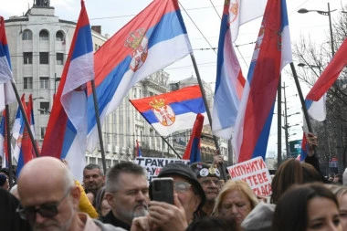 NE ODUSTAJU OD HAOSA! Na protestu u Beogradu zastava Majdana!