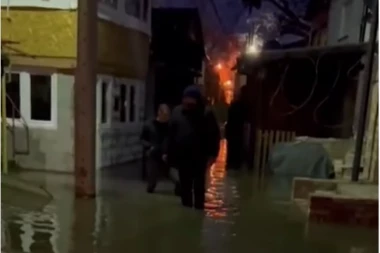 IZLIO SE DUNAV, POTOPLJENE VIKENDICE: Elitno naselje Kamenjar u Novom Sadu pod vodom (FOTO)