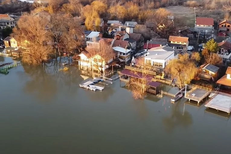 NAREĐENA HITNA EVAKUACIJA: Gradu preti velika poplava, narod ne sme da izađe iz kuća