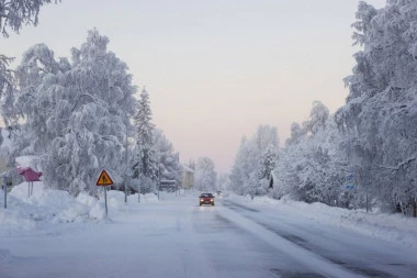 LEDENA PUSTOŠ NA EVROPSKOM SEVERU: Ledeni prizori iz Skandinavije - stotine automobila zaglavljeno u snežnim nanosima, vozači bez hrane i vode! (FOTO)