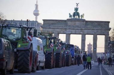 BERLIN BLOKIRAN, SPREMA SE HAOS: Više od 2.000 traktora OKUPIRALO PRESTONICU, a ovoga se sada svi plaše!