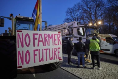 "LAŽOVE, GUBI SE"! Ministar izviždan na protestu poljoprivrednika, a onda je zanemeo kada su ga demonstranti GAĐALI!