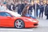 PARKIRAO FERARI NA PEŠAČKOM PRELAZU, ALI SE OVOME NIJE NADAO! Hit scena iz Novog Pazara: Žena rešila da stane na put bahatim vozačima - SVI JOJ APLAUDIRAJU! (VIDEO)
