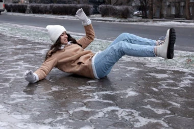 HITNA POMOĆ PREPLAVLJENA POZIVIMA: Više od 100 građana povređeno usled pada na ledu!
