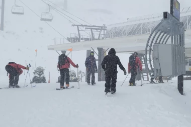 STRAVA NA SKIJALIŠTU! Ženi se ranac ZAKAČIO za ski lift, pa se OBESILA kaišem u vazduhu! Muk i neverica među turistima