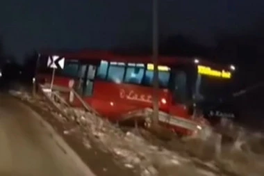 AUTOBUS SLETEO S PUTA: Nesreća u Stublinama, nema teže povređenih (VIDEO)