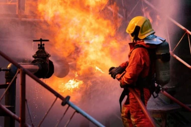 POŽAR U VRBASU: Vatrogasci stigli na lice mesta (FOTO)