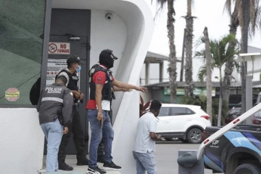 TUKU IH, URINIRAJU PO NJIMA I SEKU IM DELOVE TELA: Jezive scene iz Ekvadora, oteti policajci mole bande da ih ŠTO PRE UBIJU!