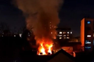 VATRA GUTA KUĆU U ZEMUNU: Požar u Ugrinovačkoj ulici (VIDEO)