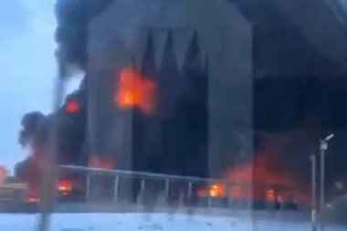 POŽAR I GUSTI DIM ŠOKIRALI SVE: Pogođeno skladište nafte u Rusiji! (VIDEO)