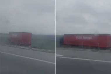 KAMION SLETEO SA PUTA, PA ZAVRŠIO U NJIVI: Nezgoda na autoputu Novi Sad - Subotica! (VIDEO)