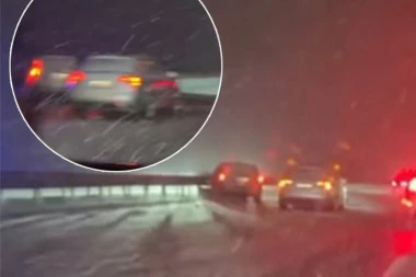 LANČANI SUDAR NA AUTOPUTU U SMERU KA BEOGRADU: Vozila na sve strane, jedan od automobila završio u zaštitnoj ogradi! (VIDEO)