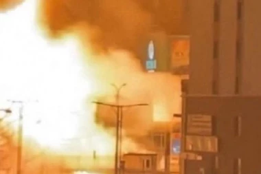 ZAPALIO SE KAMION, POGINULO ŠESTORO MEĐU NJIMA I VATROGASCI! Užasan prizor na ulici glavnog grada, vatra se proširila i na STAMBENE ZGRADE (VIDEO)