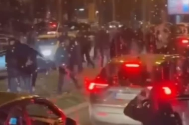 KORIŠĆENE SEKIRE I PALICE, IMA POVREĐENIH! Masovna tuča navijača nasred ulice na Novom Beogradu! (VIDEO/FOTO)
