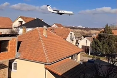 VELIČANSTVEN I NEREALAN  PRIZOR! Pogledajte avion u niskom letu iznad Nove Pazove! Ljudi u čudu! (VIDEO)