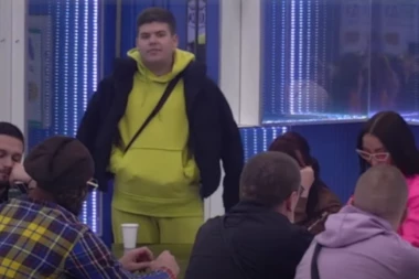ANELI JE OHOLA ŽENA, PUNA JE ZLA! Uroš Stanić brutalno izvređao Ahmićku! Nastao haos za crnim stolom! (FOTO)