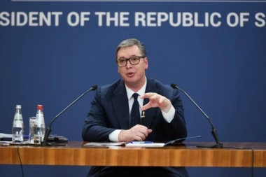 TAČNO U 21 SAT! Predsednik Vučić gost emisije "Ćirilica"!
