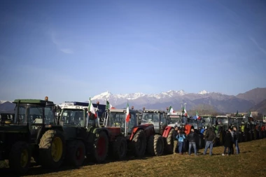 "BEZ FARMERA NEMA HRANE!" TRAKTORSKI PROTESTI I U ITALIJI: Poljoprivrednici u konvojima krenuli ka Rimu