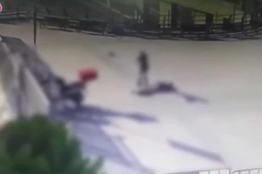 PRVI SNIMCI JEZIVOG NAPADA U ISTANBULU! Ispred suda muškarac i žena otvorili vatru, šest osoba RANJENO, napadači UBIJENI! (VIDEO)