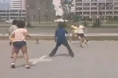 KO NA OVO MOŽE DA OSTANE IMUN? Isplivao snimak iz davne 1974: Evo kako su mališani u Bloku 45 igrali fudbal! (VIDEO)