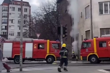 UŽAS NA ZVEZDARI! Požar u ulici Dimitrija Tucovića - vatrogasci  na terenu (VIDEO)