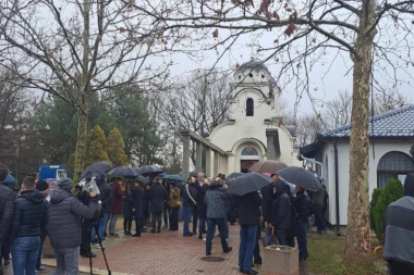 SRCEPARAJUĆA SLIKA SA SAHRANE: Legendarni trener došao sa štakom da se oprosti od Miloja (FOTO)