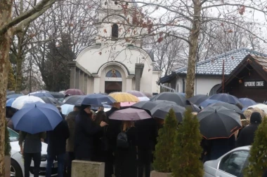 PRETUŽNO: Milenko i Nikola Topić u neverici na sahrani Dejana Milojevića (VIDEO)