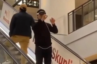 BEOGRAĐANI OSTALI U ŠOKU:  Mladić šetao tržnim centrom noseći naočare za proširenu stvarnost - snimak postao viralan!